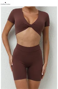 Detail eines kaffeebraunen zweiteiligen Yoga-Sets mit V-Ausschnitt-Top und High-Waist-Shorts
