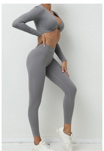 Détail de l'ensemble de yoga gris avec haut court torsadé à col en V et legging taille haute