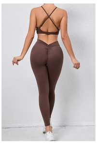 Détail de la brassière de sport dos croisé marron et du legging yoga taille haute froncé