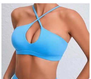 Détail du soutien-gorge de sport bleu avec licou croisé et découpe goutte sur le devant