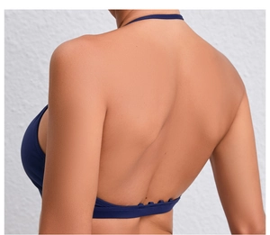 Détails du haut de yoga dos nu bleu marine avec lanières et boucles rondes décoratives