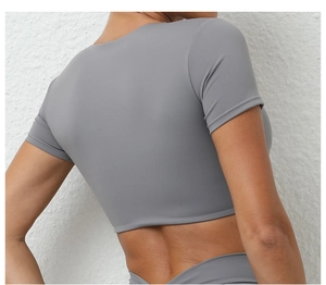 Vista trasera detallada de un top corto gris ajustado para yoga y entrenamiento