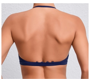 Détail du dos d'un soutien-gorge de sport bleu foncé avec fermoir à trois crochets