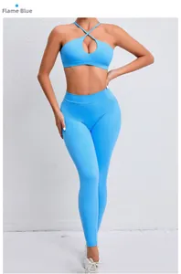 Vue détaillée de face de l'ensemble de yoga bleu flamme avec brassière croisée et legging