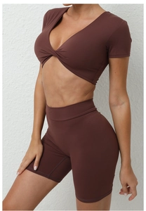 Detail von V-Ausschnitt Crop-Top und High-Waist-Shorts im dunkelbraunen Yoga-Set