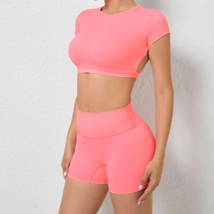 Nahaufnahme des neonpinken nahtlosen Fitness-Sets mit Crop-Top und High-Waist-Shorts