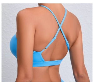 Vue détaillée du dos d'un soutien-gorge de sport bleu avec bretelles croisées et boucle