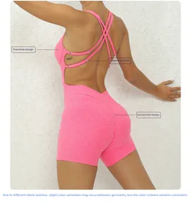 Dettaglio della tuta da yoga rosa con spalline incrociate regolabili e design scrunch sui glutei