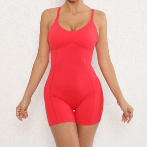 Vue de face d'un body de yoga rouge avec fines bretelles et tissu élastique respirant