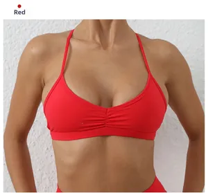 Détail de la brassière de sport rouge avec col en V, fronces et fines bretelles