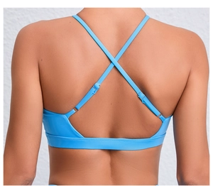 Détail du brassière de sport bleue avec fines bretelles croisées et boucles en métal