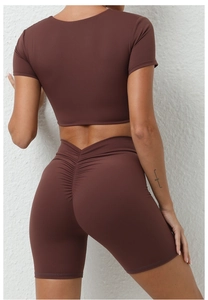 Rückansicht eines braunen Yoga-Sets mit Scrunch-Detail an der High-Waist-Shorts
