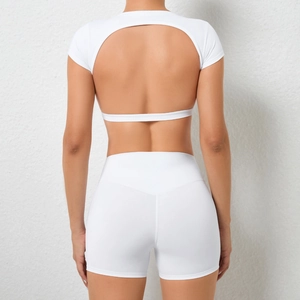 Detail eines weißen Yoga-Sets mit rückenfreiem Top und V-Schnitt-Push-Up-Shorts