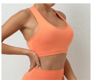 Détail du soutien-gorge de sport orange vif avec tissu respirant et dos nageur croisé