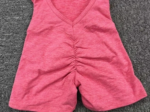 Détail du short de yoga froncé rose chiné avec taille en V hautement élastique