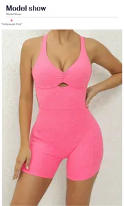Dettaglio della tuta da yoga rosa Hollywood con schiena incrociata e design traforato