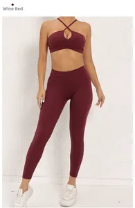 Détail de l'ensemble de yoga bordeaux avec brassière croisée et legging taille haute