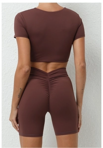 Detail der Scrunch-Naht an schokobraunen Yoga-Shorts für einen Push-up-Effekt