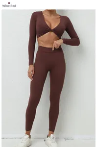 Détail de l'ensemble de yoga bordeaux avec haut à col en V et legging taille haute