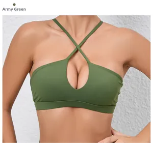 Détail d'un soutien-gorge de sport vert armée avec dos croisé et découpe goutte d'eau