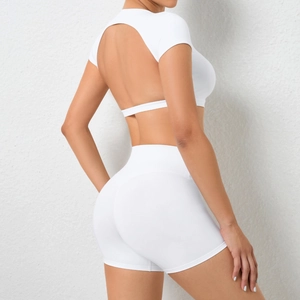 Detail von weißem Yoga-Crop-Top mit Rückenausschnitt und High-Waist-Shorts für Fitness