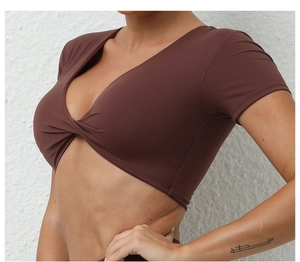 Primer plano del top corto de yoga marrón con cuello en V y elegante detalle de nudo