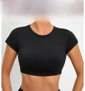 Dettaglio del crop top da yoga nero senza schienale in tessuto elasticizzato traspirante