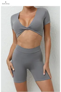 Detail von dunkelgrauem Yoga-Oberteil mit V-Ausschnitt und Fitness-Shorts mit hoher Taille