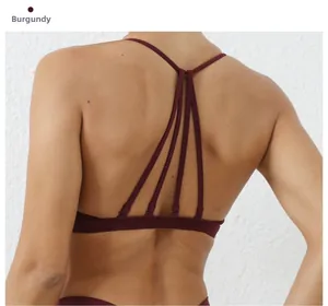 Détail de brassière de yoga bordeaux avec fines bretelles croisées dans le dos et tissu brillant