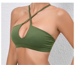 Détail du soutien-gorge de sport vert olive avec bretelles croisées et découpe