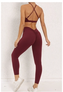 Détail de l'ensemble de yoga rouge vin avec bretelles croisées et design scrunch butt