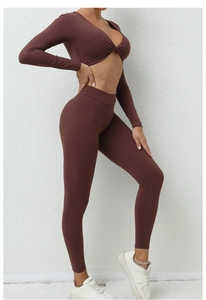 Détail de l'ensemble de yoga marron café avec haut court torsadé et legging taille haute