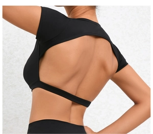 Dettaglio posteriore di un top da yoga nero a schiena scoperta con taglio slim professionale
