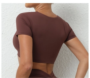 Detalle del ajuste ceñido y el tejido elástico de la camiseta de yoga marrón chocolate