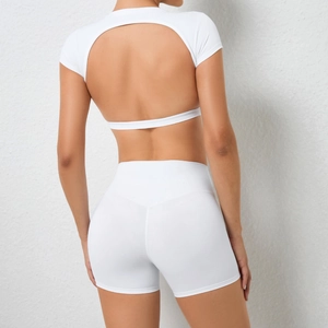 Rückansicht des weißen Yoga-Sets mit rückenfreiem Top und hochtaillierten Shorts