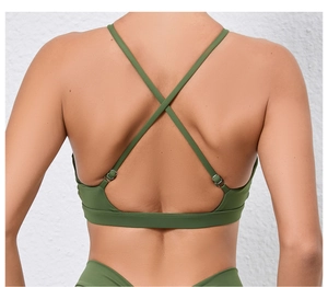 Gros plan d'un soutien-gorge de sport vert olive avec bretelles croisées et boucles réglables