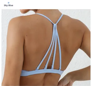 Détail de la brassière de yoga bleu ciel avec bretelles croisées dans le dos et tissu mat
