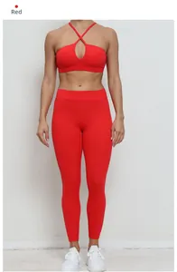 Détail de l'ensemble de yoga rouge avec brassière croisée et legging taille haute