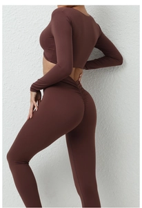 Détails arrière d'un ensemble de yoga marron café avec legging effet galbant fessier