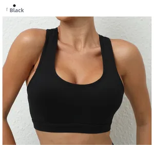 Gros plan du brassière de sport noire avec décolleté en U et tissu mat de soutien