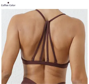 Détail du soutien-gorge de sport marron café avec sangles croisées dans le dos