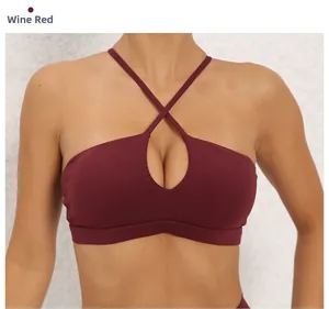 Détail de la brassière de sport bordeaux avec bretelles croisées et découpe frontale