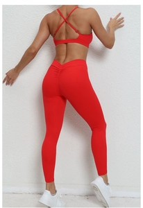 Détail de l'ensemble de yoga rouge avec bretelles croisées et couture froncée aux fesses