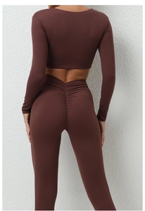 Détail du legging de yoga café avec taille en V et design froncé pour effet push-up