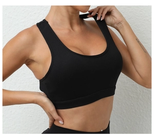 Détail d'un soutien-gorge de sport noir avec dos croisé et large bande élastique