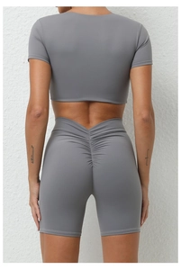 Detailansicht des grauen Yoga-Sets mit V-förmiger Naht und Raffung für einen Push-up-Effekt