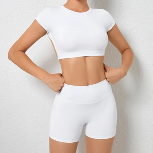 Nahaufnahme des weißen Yoga-Sets mit hoch taillierten Shorts und bauchfreiem Kurzarm-Oberteil