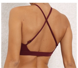 Détail d'un soutien-gorge de sport bordeaux avec bretelles croisées dans le dos