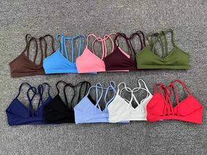 Soutiens-gorge de sport en dix couleurs avec dos croisé et détails froncés à plat