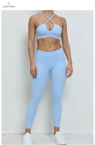 Détail d'un ensemble de yoga bleu clair avec soutien-gorge de sport croisé et legging